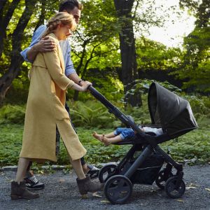 Для маленького пассажира подножку можно приподнять, тем самым увеличив длину спального места