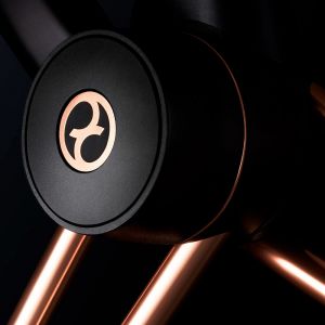 Изюминка коляски коллекции Rose Gold - декоративные элементы и эмблема в розовой позолоте