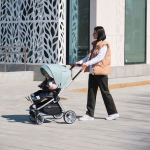 Большой капюшон защитит ребёнка от дождя, ветра и солнца